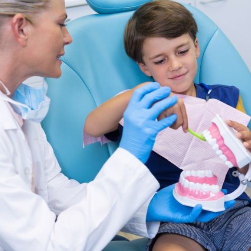 Niño en el dentista recibiendo su tratamiento