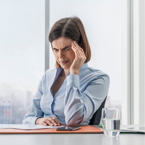 Mujer con dolor de mandibula y bruximo